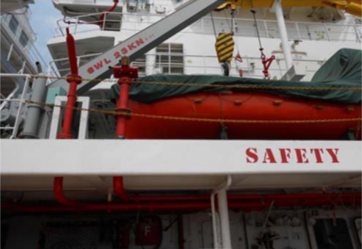 IMCA SF: Near miss: Potential fall from height during launch of rescue craft Image7 (3) safety chains installed