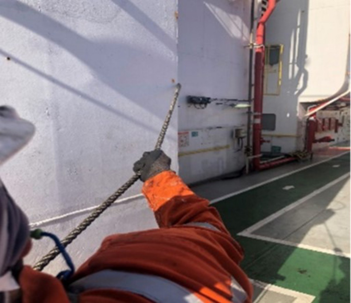 AB to tie a rope and pull the hatch in the opposite direction in order to ease the pressure. (AB cannot see colleague) AB to tie a rope and pull the hatch in the opposite direction in order to ease the pressure. (AB cannot see colleague)