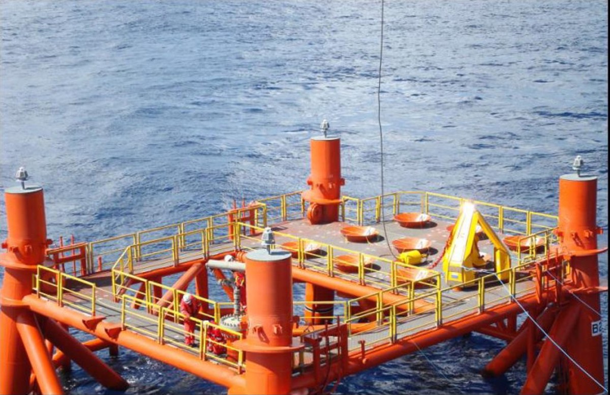 IMCA SF: Injury during personnel transfer capsule operation Image1 1024X664 jacket showing personnel transfer capsule and crane wire