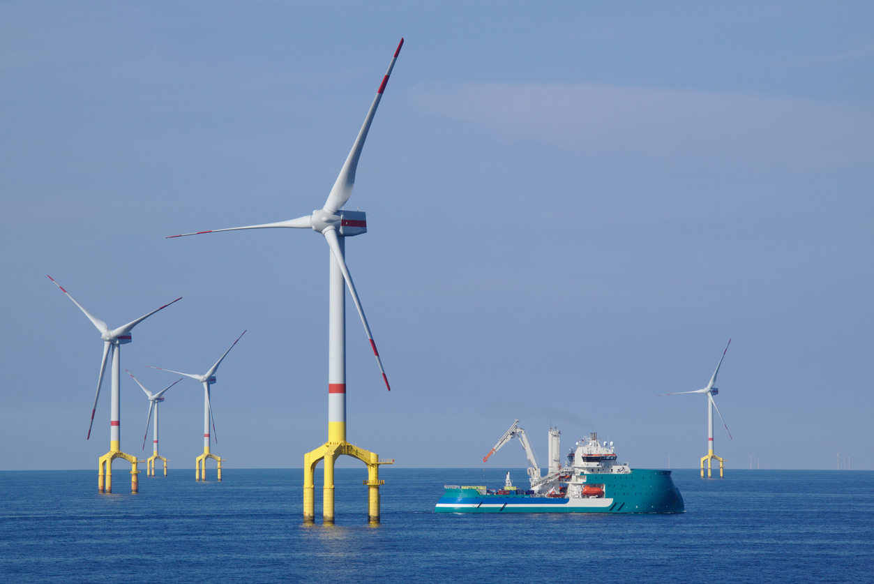 Offshore windfarm with DP vessel