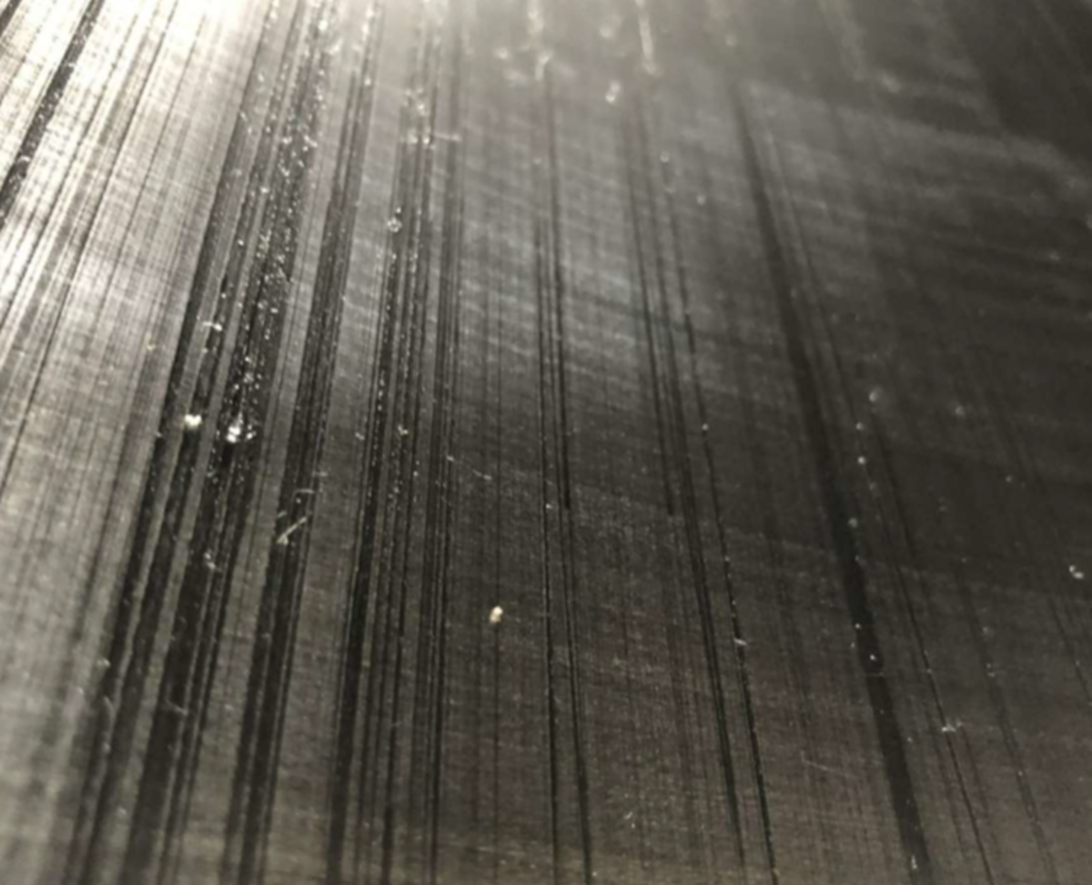 IMCA SF 26/23 3 Failure of AHC  cylinder causing oil leak to deck 2 scoring seen inside the cylinder