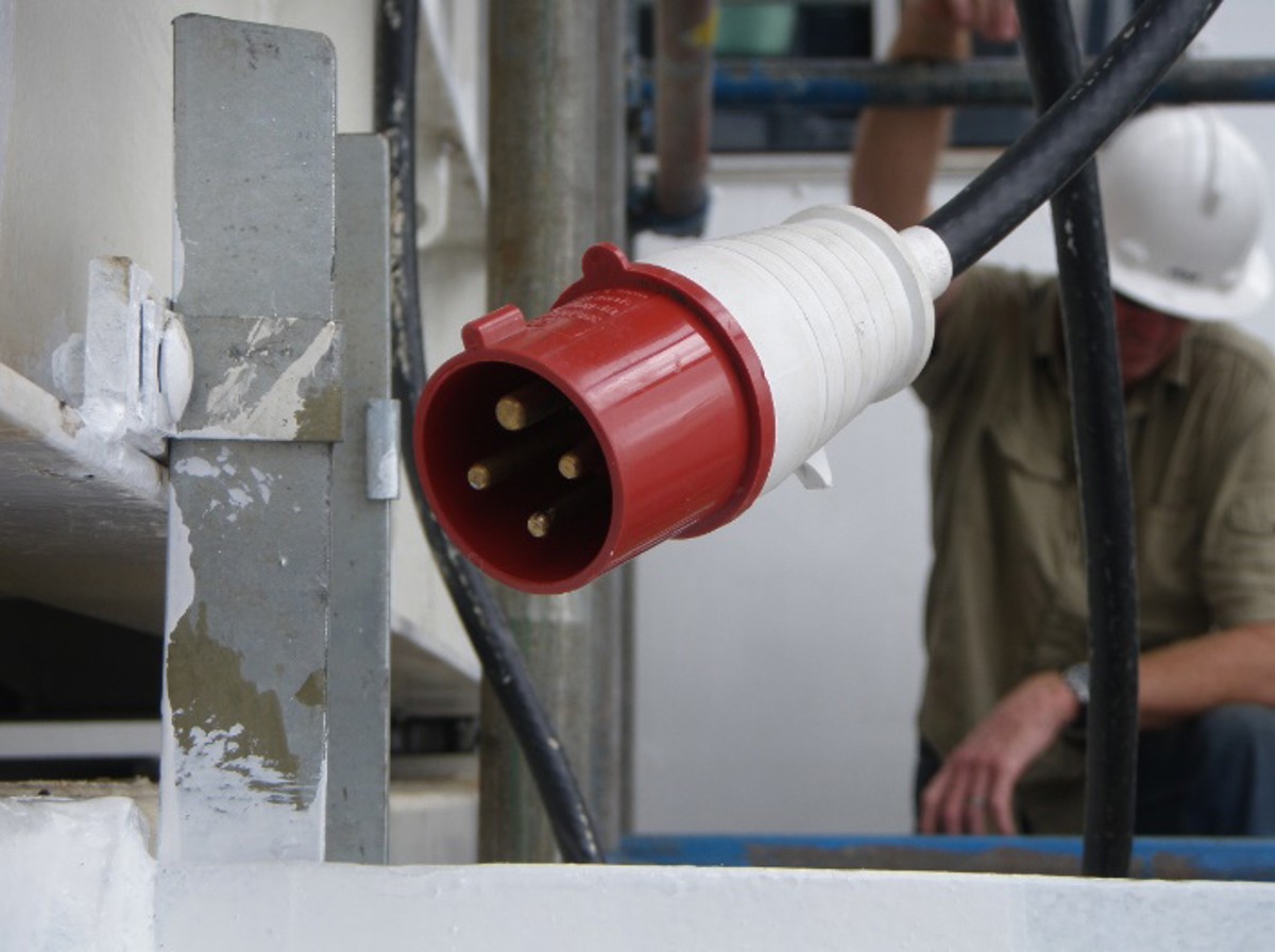 IMCA SF Crewman received 440V electric shock 1 Male socket