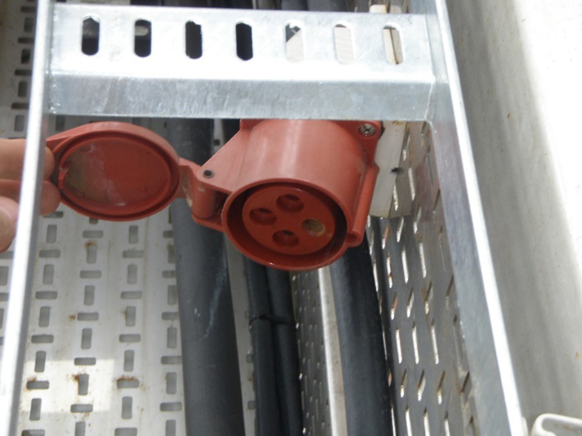 IMCA SF Crewman received 440V electric shock 2 Female socket