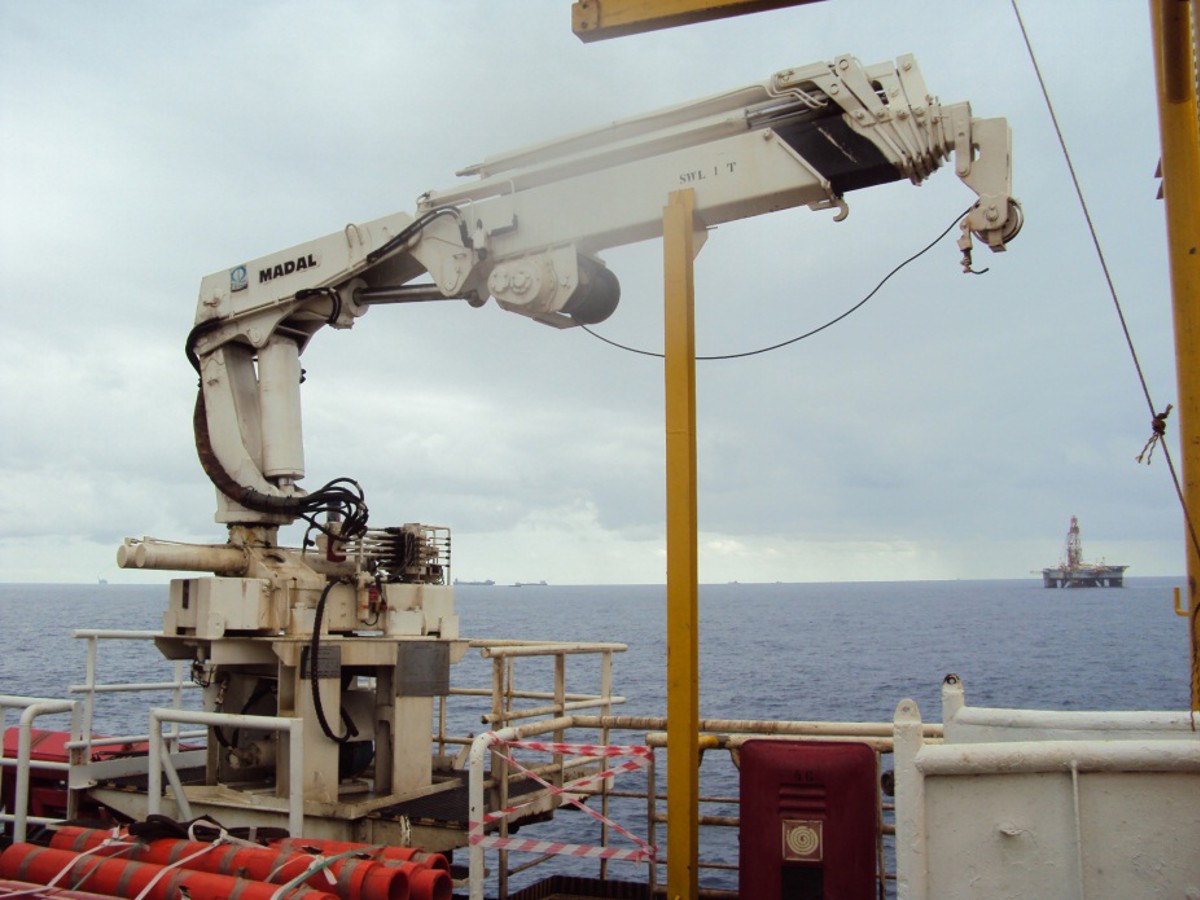 IMCA SF Near-miss: Crane hook block dropped to deck Crane following incident