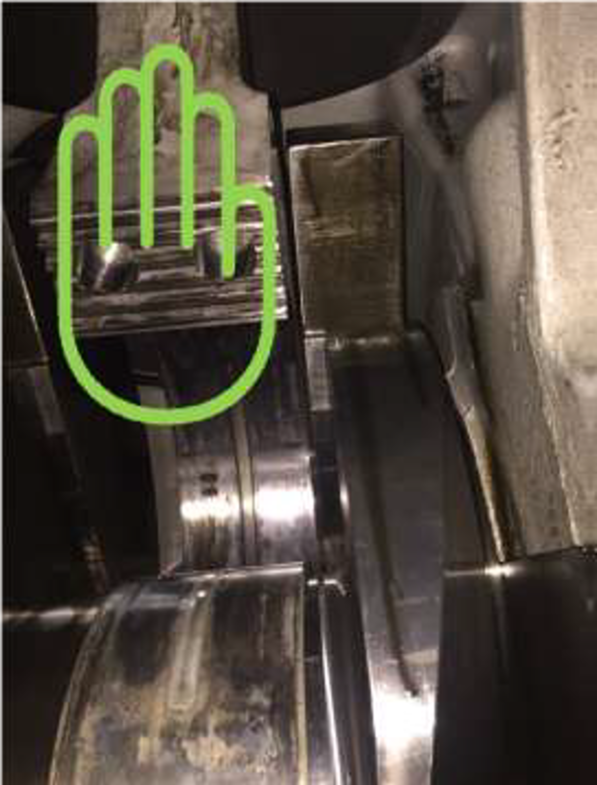 IMCA SF 08/17: Serious finger injury: Procedures during engine maintenance 83 The injured person's hand should have been on the con rod itself, with thumb tucked in, to avoid pinch/trapping risks as the counter balance moved