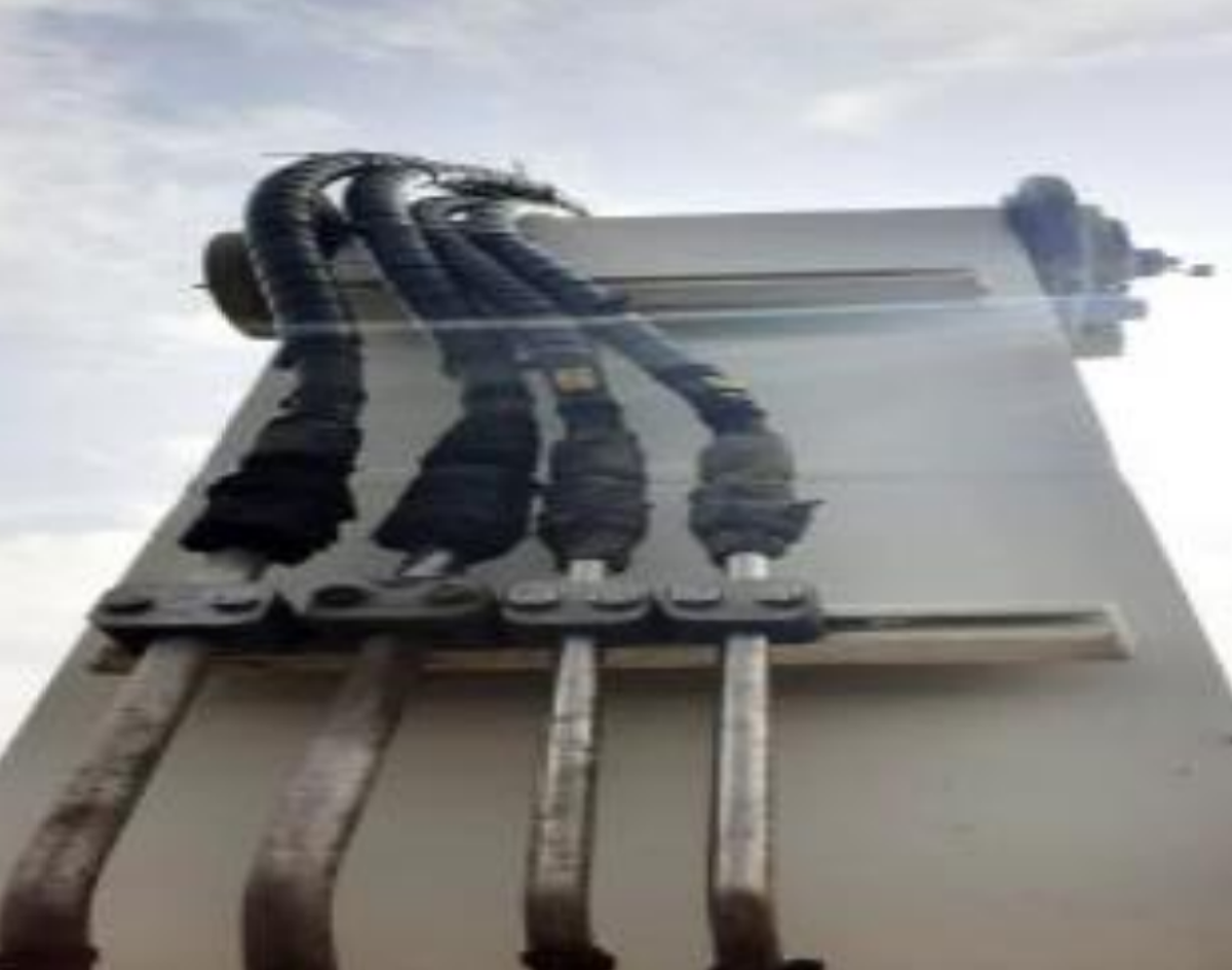 IMCA SF 29/20: Crane hydraulic hose caught on protruding grease fitting Screenshot 2024 09 05 153032 While retracting the outer jib of the boom during crane operations, one of the hydraulic hoses caught on the protruding grease fitting of the boom bearings, which could have led to a failure of the crane and hydraulic oil spill due to hose rupture.