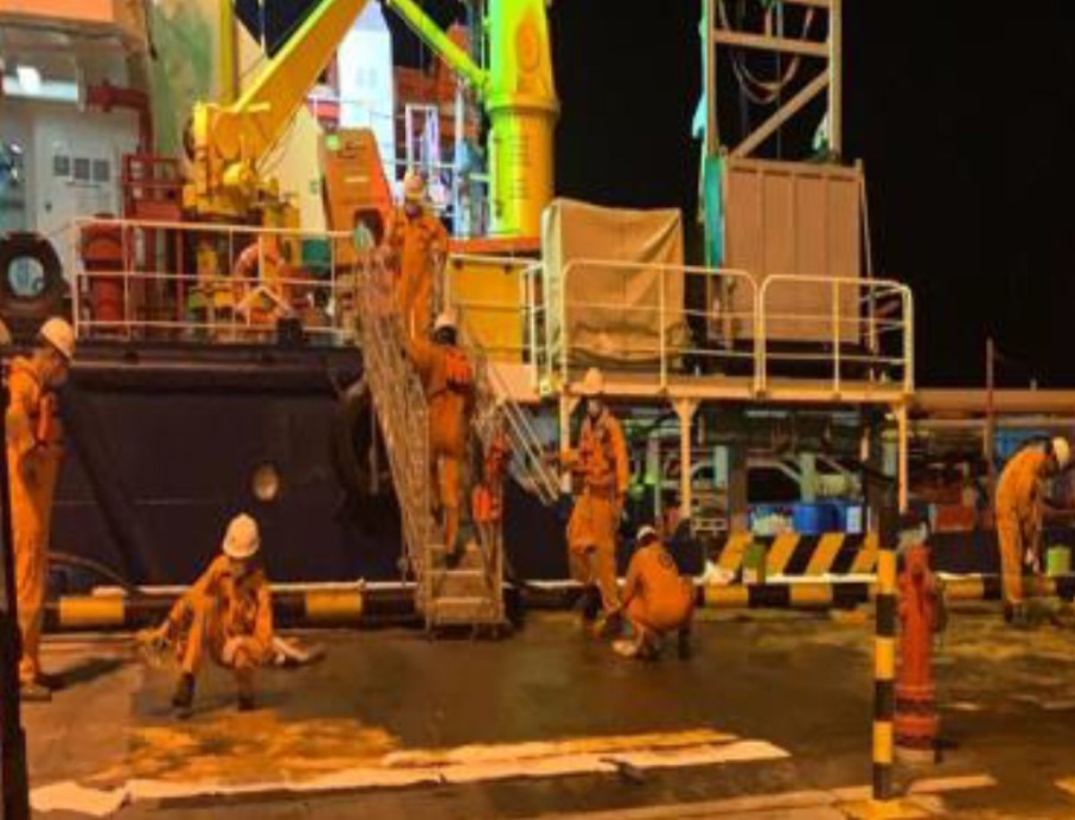 IMCA SF Fuel oil hose burst during bunkering Crew immediate response in containing the spill