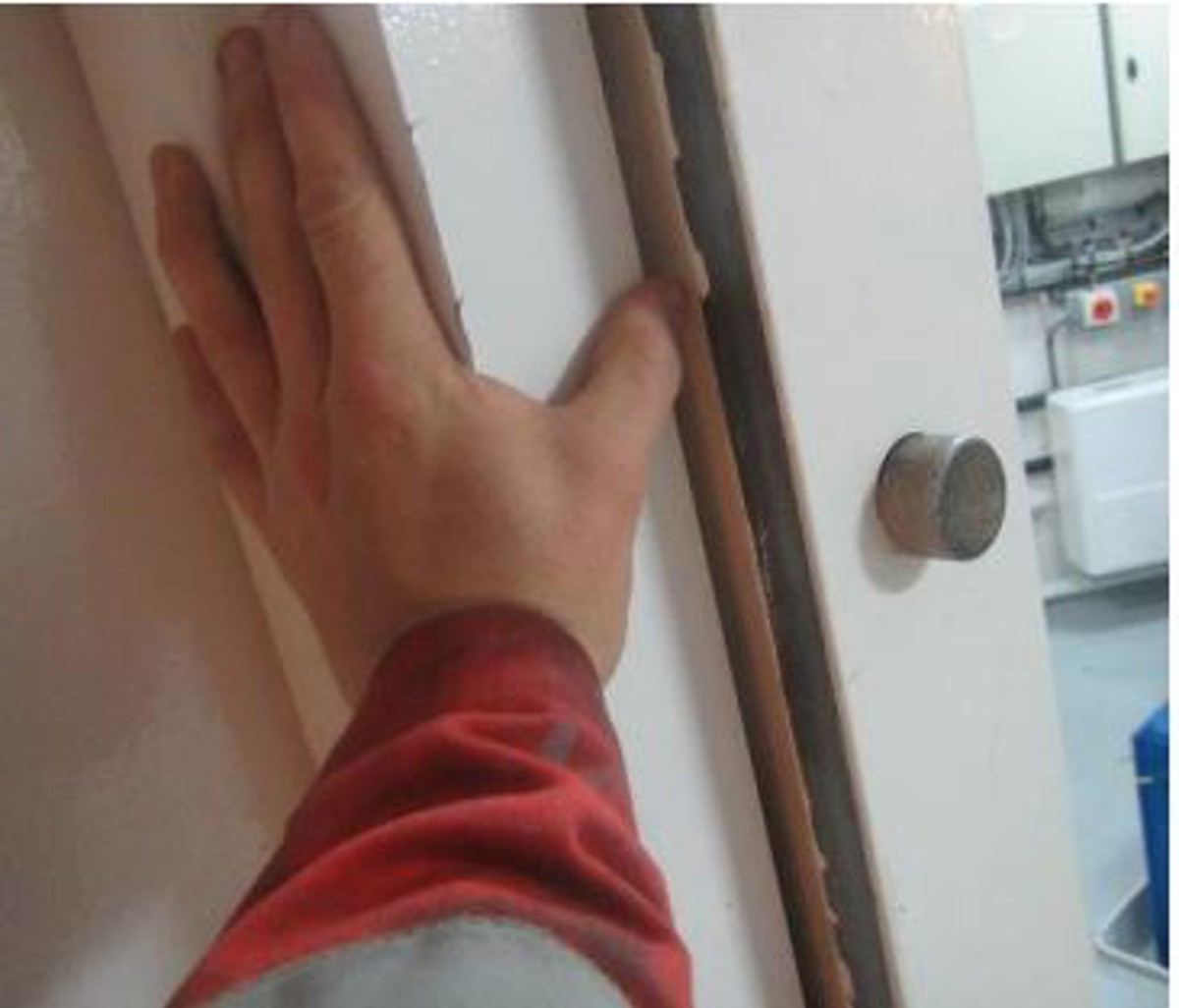 Position of thumb in door frame
