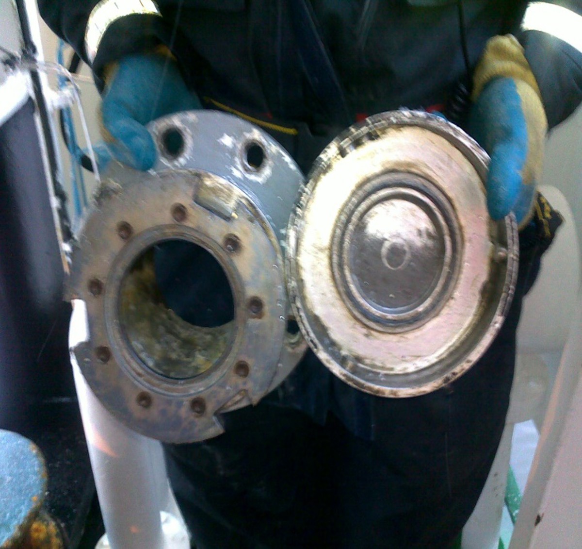 IMCA SF: Broken right hand index finger Image2 Discharge manifold from which cap was blown