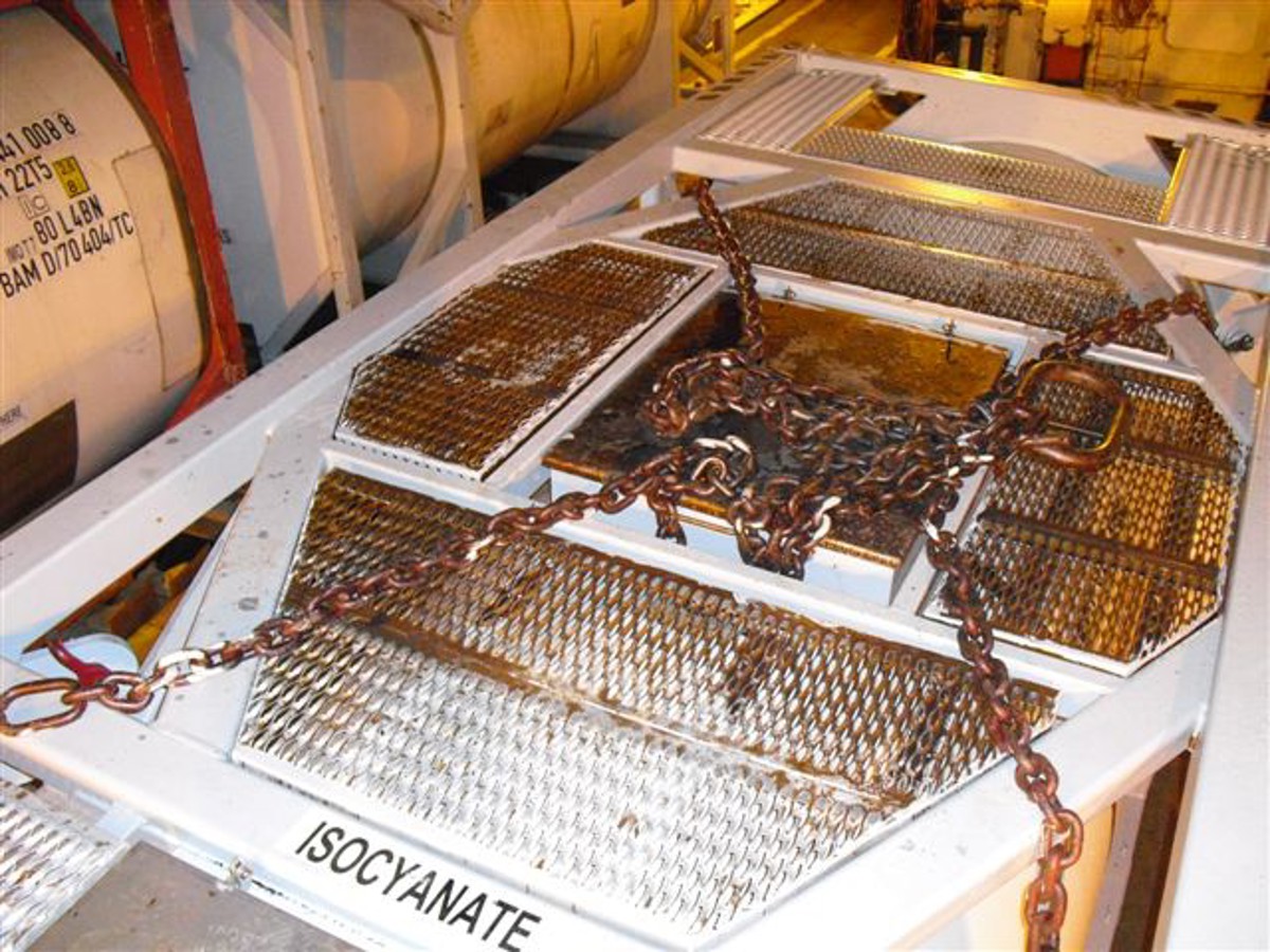 IMCA SF: Offshore tank container rigging failure Image1 (2) failed chain link