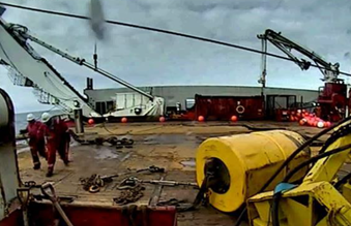 IMCA SF Line of fire: deck tugger wire failure Deck crew getting out of the line of fire as tugger wire snaps