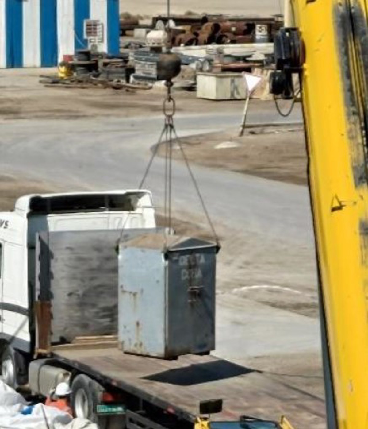 During third-party cargo operations from the dock to the vessel it was noticed that the lift was being conducted using a wire set with no colour code and the cargo/metal box had no valid certification marks