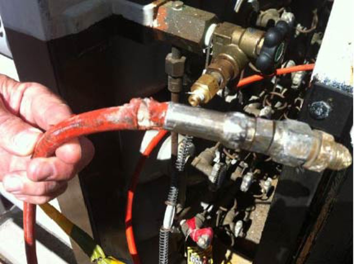 IMCA SF: Near-miss: Failure of gas quad fitting Image2 (2) hose damage resulting from inadequate whip check