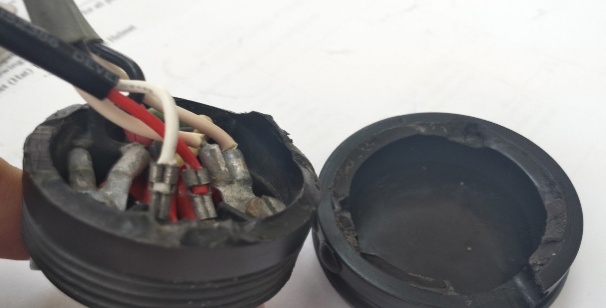 IMCA SF Near-miss: Failure of diving helmet communications module Broken helmet communications module