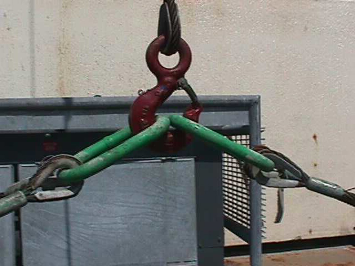 Similar hook point with incorrect sling angle=hazard