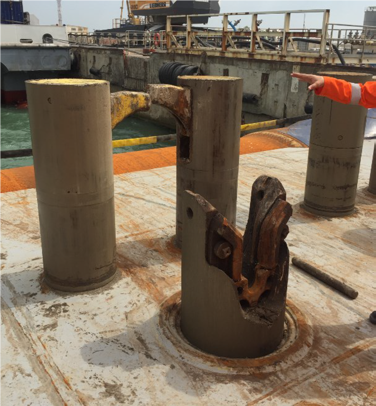 IMCA SF 23/19: Loss of rig anchor wire from vessel Karm Fork 8 1 During the transit to the new location, the vessel accidentally retracted its Karm fork, allowing the wire and chain between the vessel and rig to slip over the vessel stern roller into the sea.