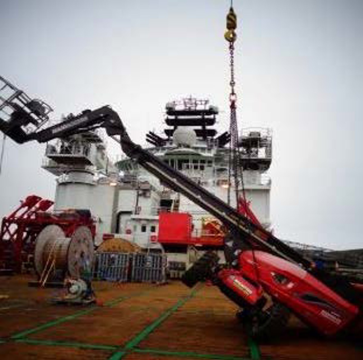 IMCA SF Lifting complex loads – offloading third party equipment image2 Cherry picker incorrectly rigged