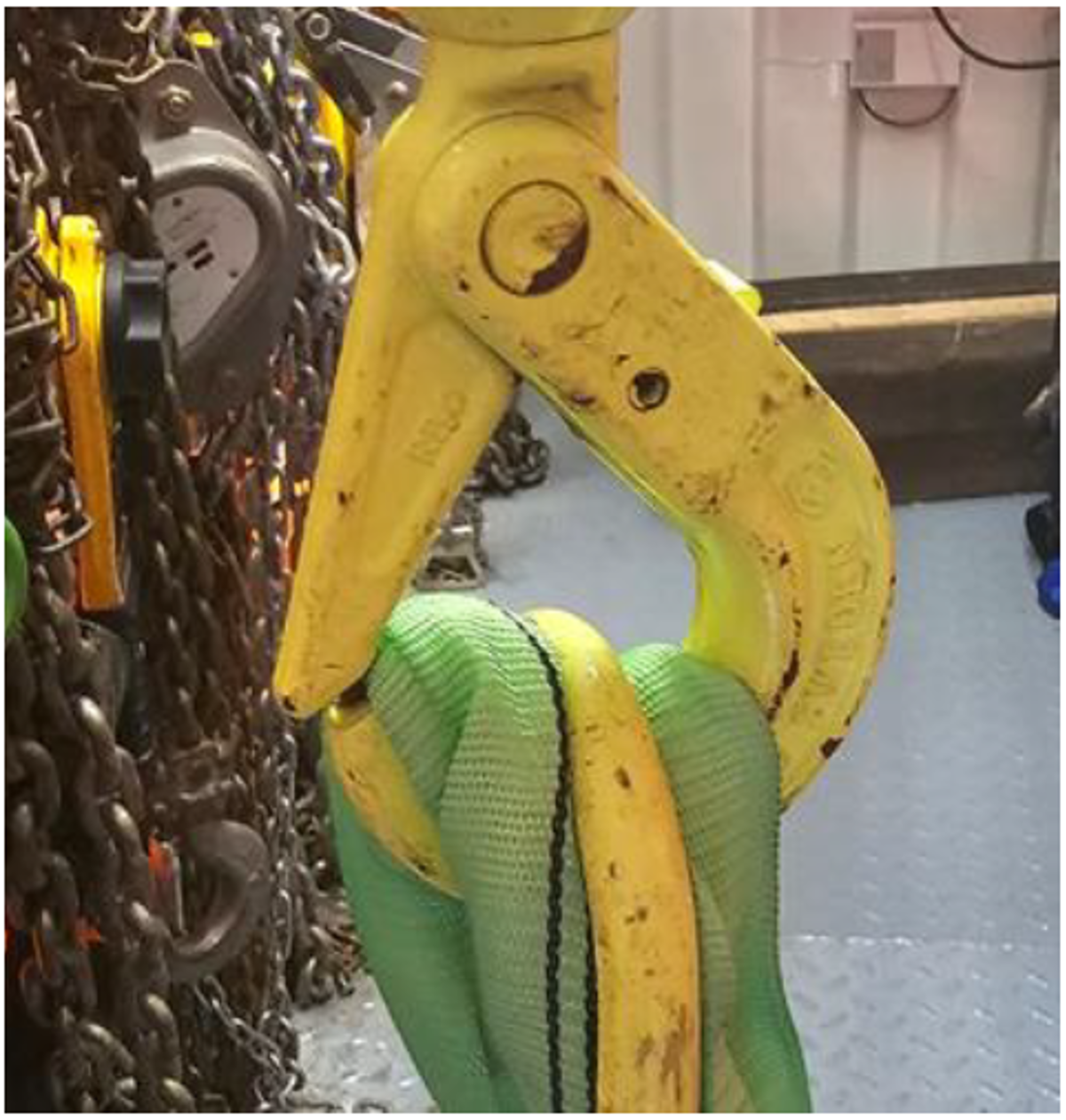 Sling preventing proper closing of the hook Sling preventing proper closing of the hook