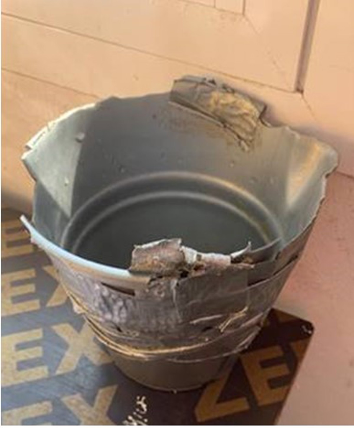 Plastic pot used to wash the internals of the hat
