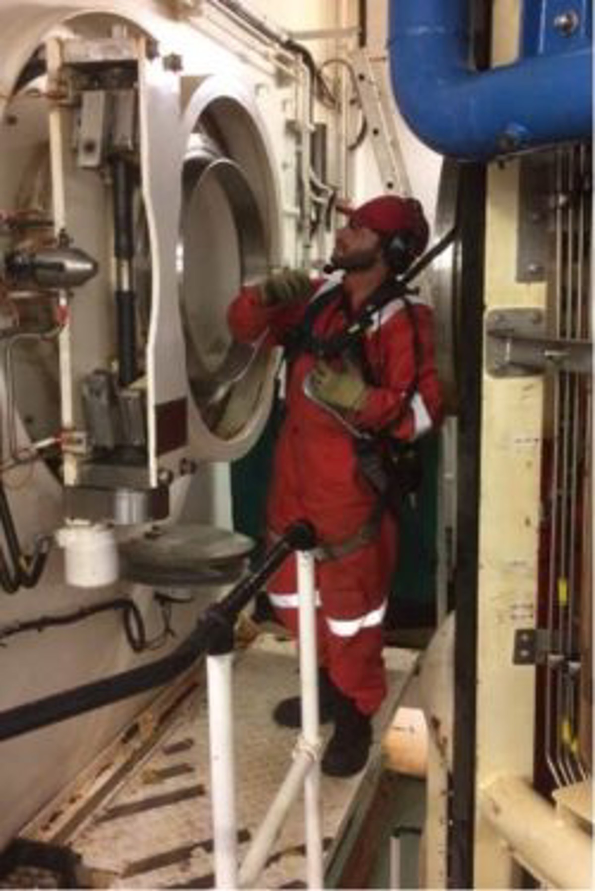 During the locking on of the diving bell to the saturation system on a DSV, difficulty was encountered in closing the locking clamp. 