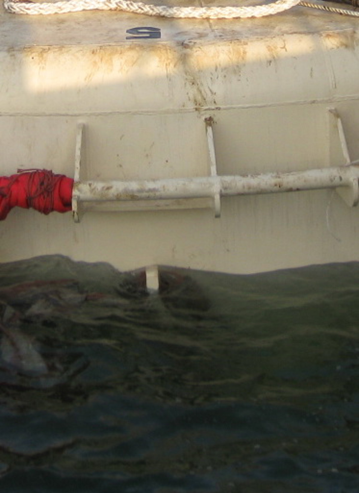 IMCA SF Lost time injury (LTI): Serious hand injury during subsea lifting operations 3 Hook-off point in splash zone