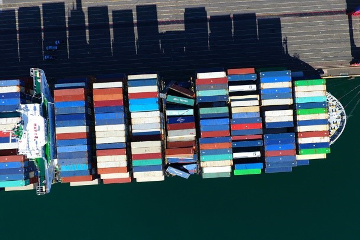 A container ship unexpectedly rolled 20° to starboard, paused for several seconds, then rolled 20° to port