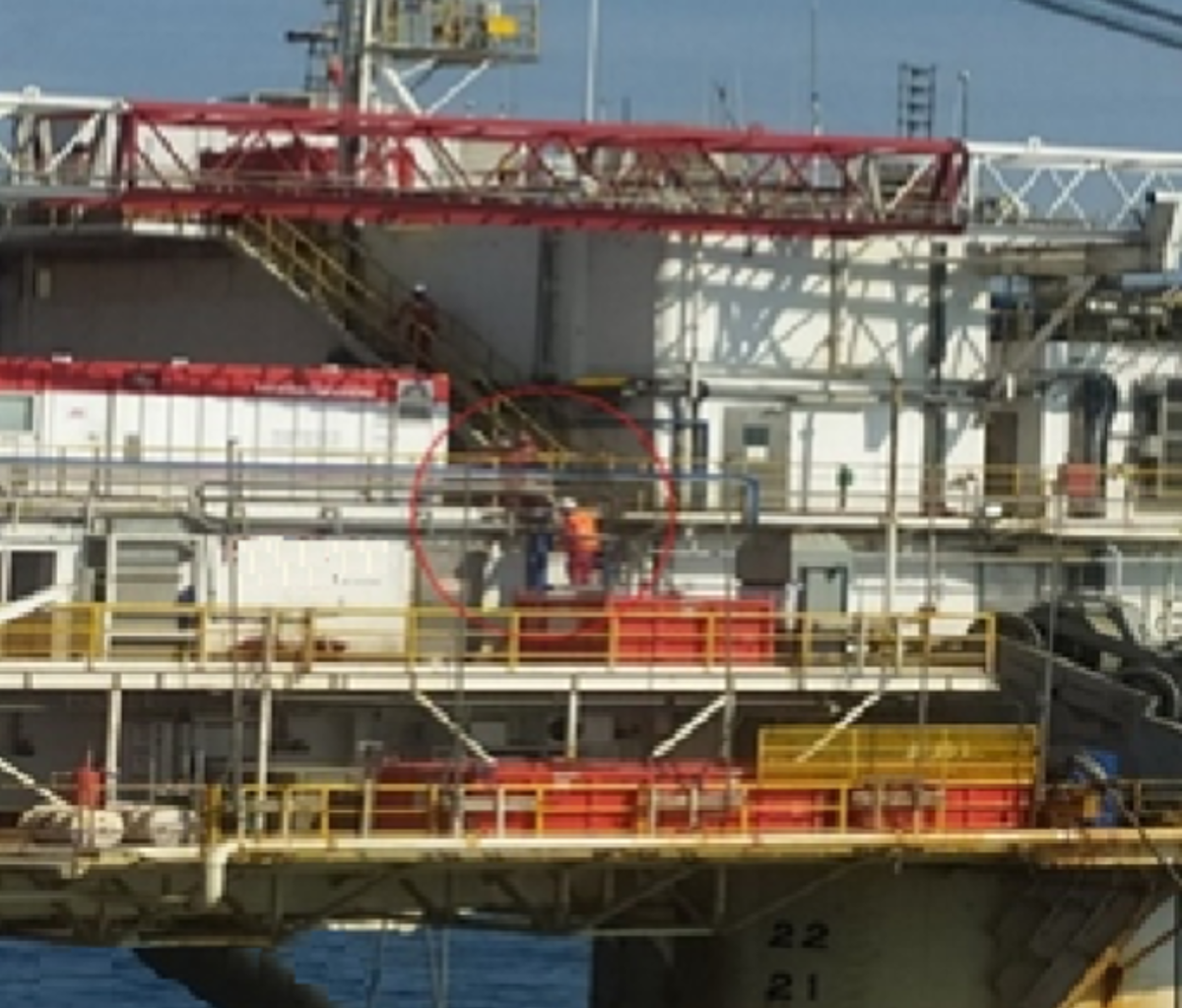 IMCA SF 26/23 5 Positive: Master stopped unsafe fuel transfer whilst vessel alongside rig 2 hot work observed by crew (orange figure on deck, circled, right)