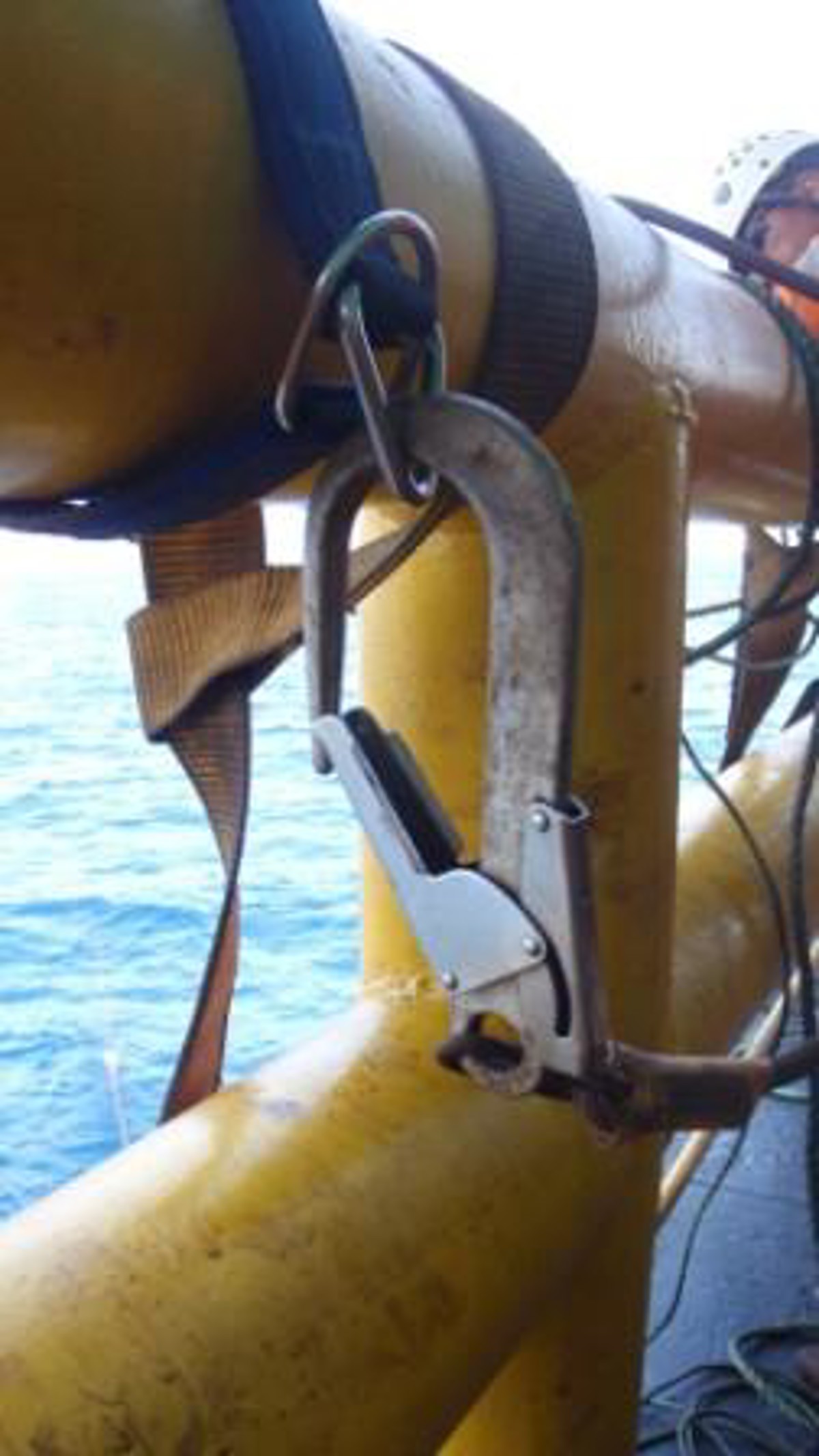 IMCA SF Near-miss: improper use of fall-arrest equipment leads to fall 2 shark hook’ and strop configuration