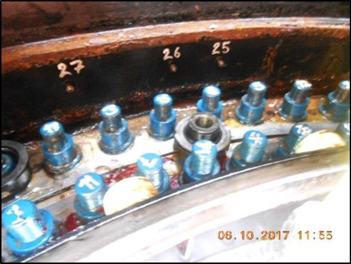 IMCA SF: Unplanned release of stored energy: Worker struck and injured by tensioning tool Image8 (1) Tensioner part trapped between bearing race stud bolts