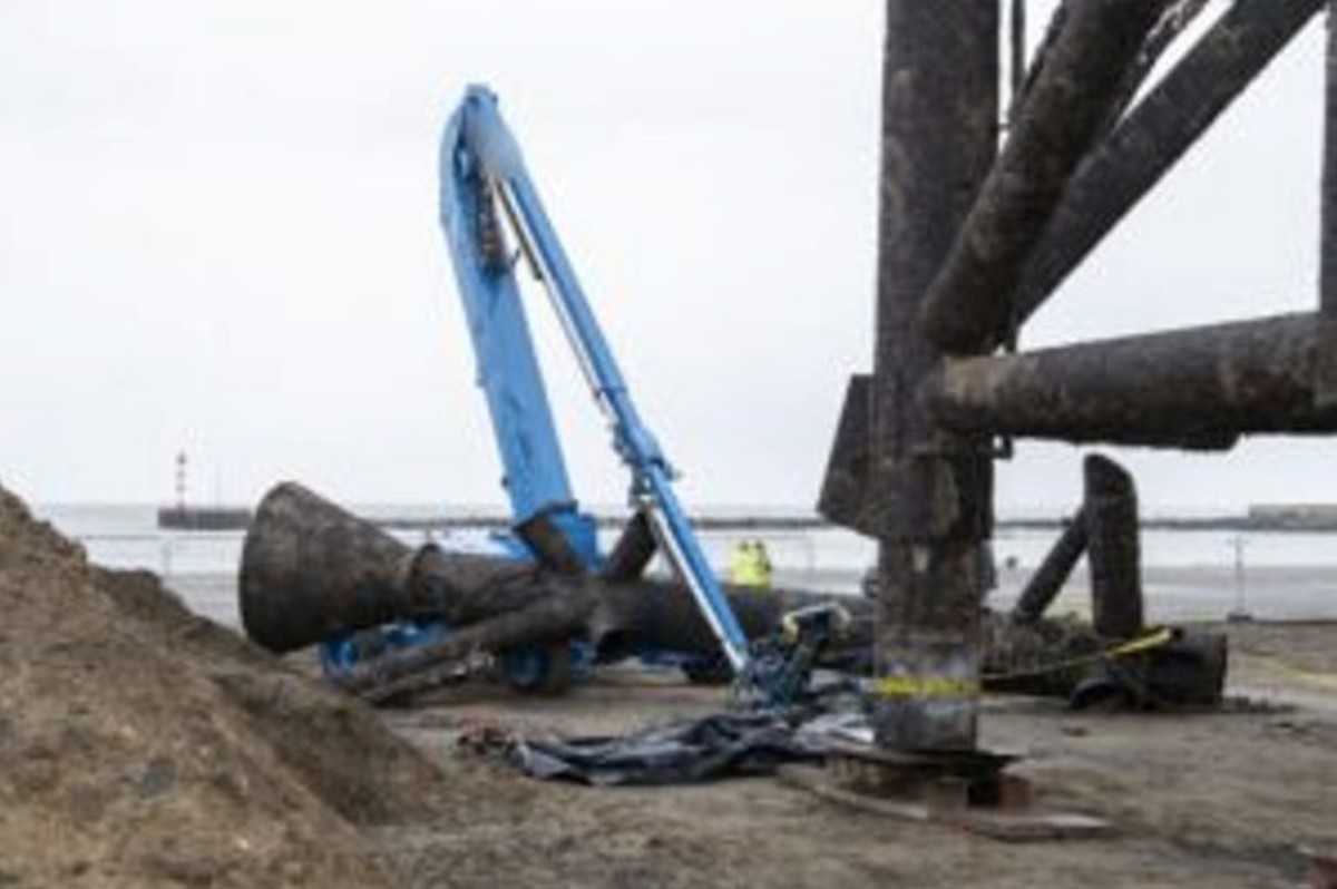 IMCA SF UK HSE: Incident during rig decommissioning leads to fatality 2 The skirt pile gave way and struck a mobile elevating work platform