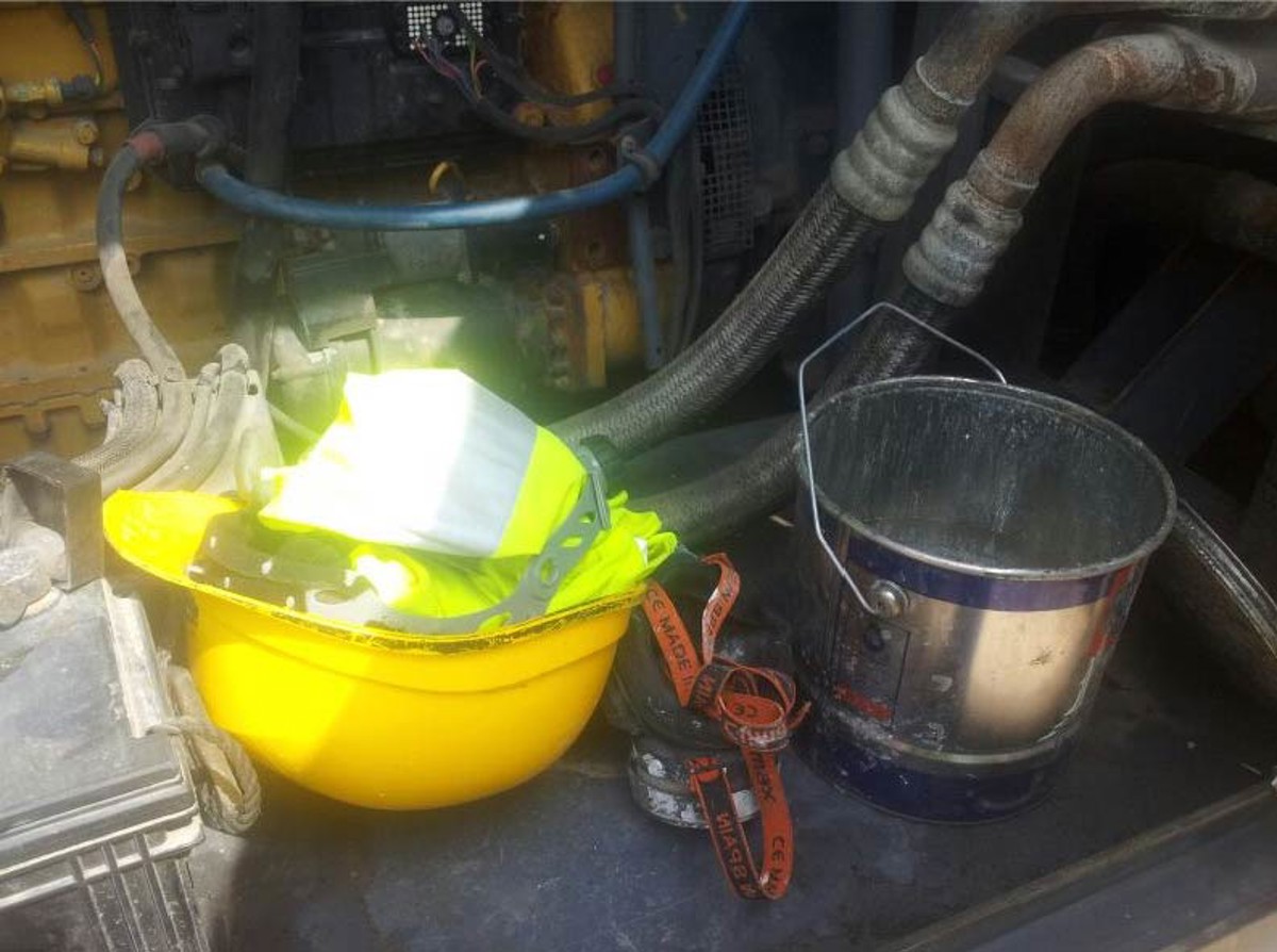 IMCA SF Hand injury during retrieval of personal protective equipment (PPE) stored inside a compressor unit 2 Compressor unit with PPE and flammable materials inappropriately stored inside