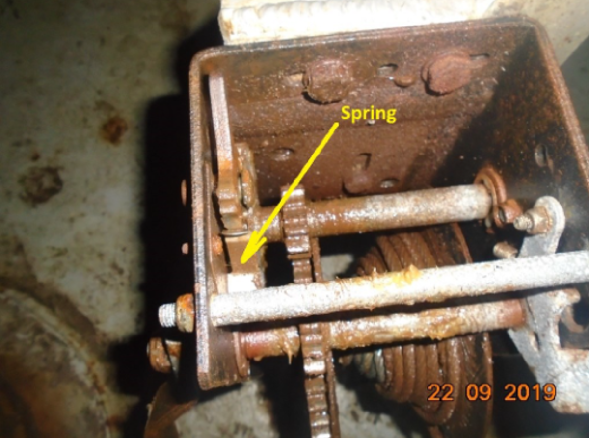 The spring latch of the lifting device disconnected causing an uncontrolled release of the holding wire, and the gangway fell.