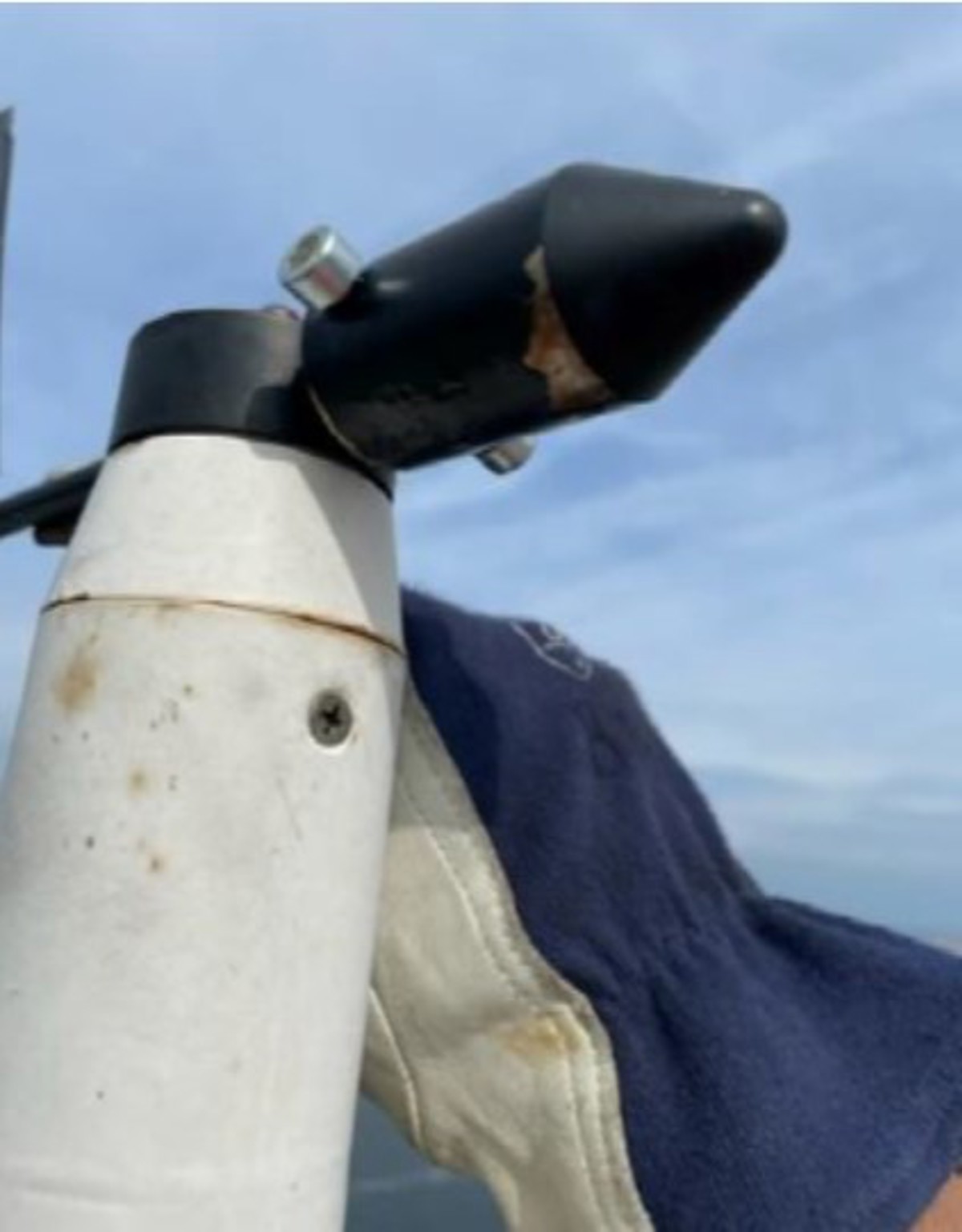 The wind direction sensor was of  the wind vane type unit and had a  counterweight (length 6 cm/diameter 3  cm; 300 grams) fixed to it. This  counterweight was only secured to the  wind vane by a single grub screw. The  grub screw came loose causing the  counterweight to fall off. There were no  injuries, nor any damage to the vessel or  equipment.