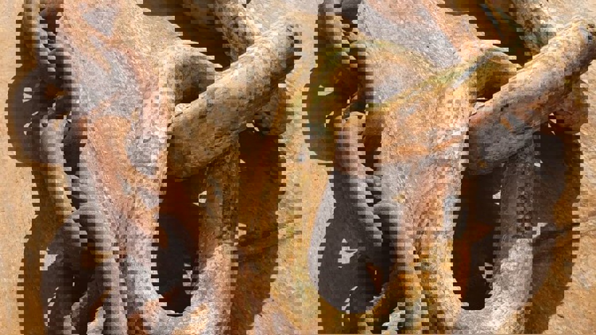 Image: www.offshore-energy.biz There was a sudden and uncontrolled movement of very heavy mooring chain during chain laying operations