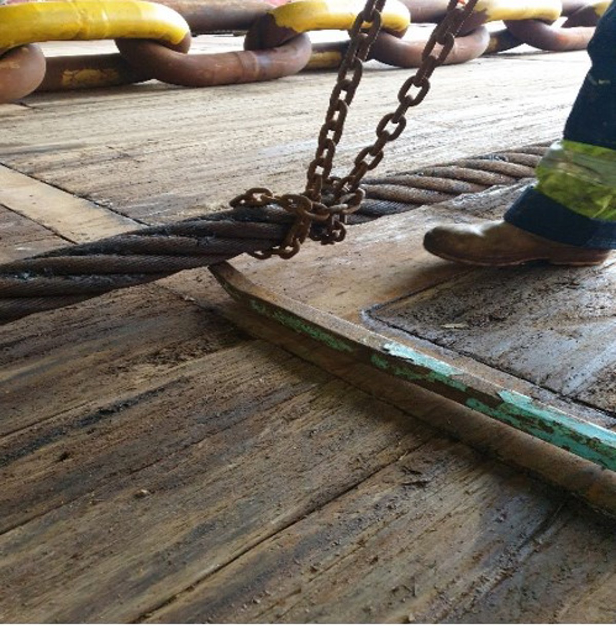 Crowbar used to support the tow wire