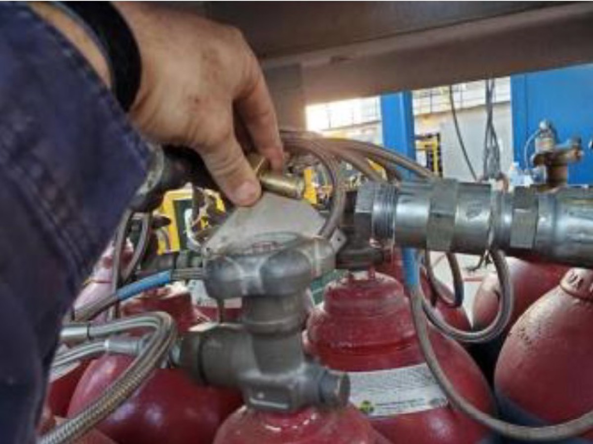 IMCA SF: BSEE: Unsecured Pressurized Hoses Result in Hand Injuries 2 Failed Hose Connection on Bottle Rack
