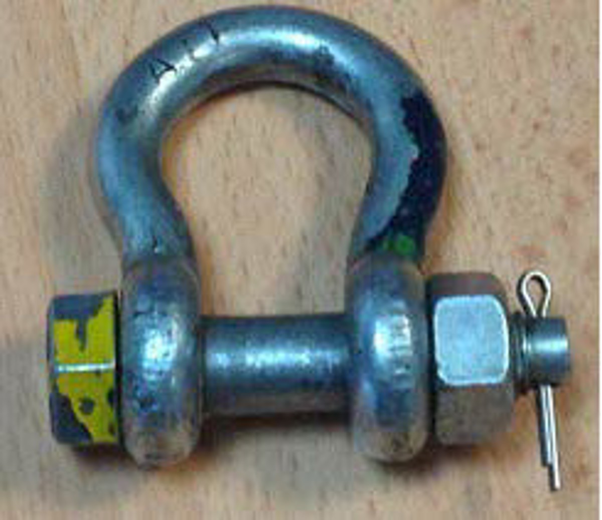IMCA SF: Near-miss: Shackle configuration Imcasf01 13 Image2 Shackle with correct configuration and split pin (but colour code unclear)