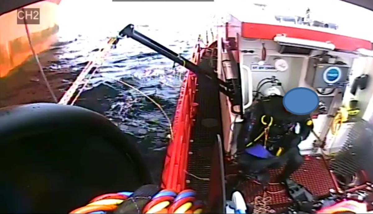 IMCA SF: Stored energy near miss: Person nearly hit by equipment caught during light daughtercraft operations Image7 (2) showing tension created on the diver rescue davit by the entangled mooring line