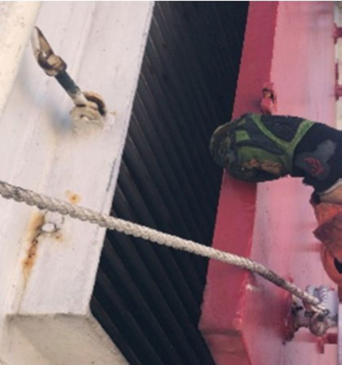 Trying to open the hatch while AB is still pulling the rope in the opposite direction. Finger caught when hatch closed Trying to open the hatch while AB is still pulling the rope in the opposite direction. Finger caught when hatch closed