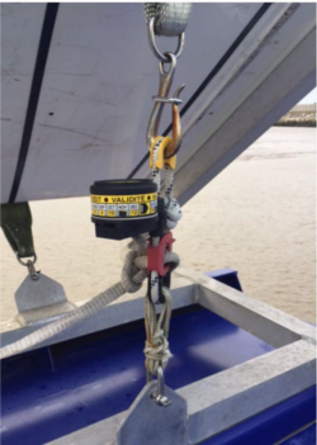 correctly stowed HRU on life raft