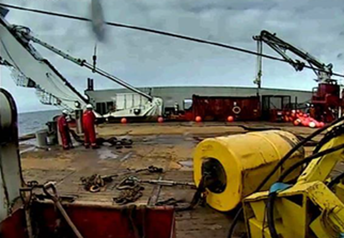 IMCA SF Line of fire: Deck tugger wire failure Deck crew immediately before tugger wire snaps (10:23 54”)