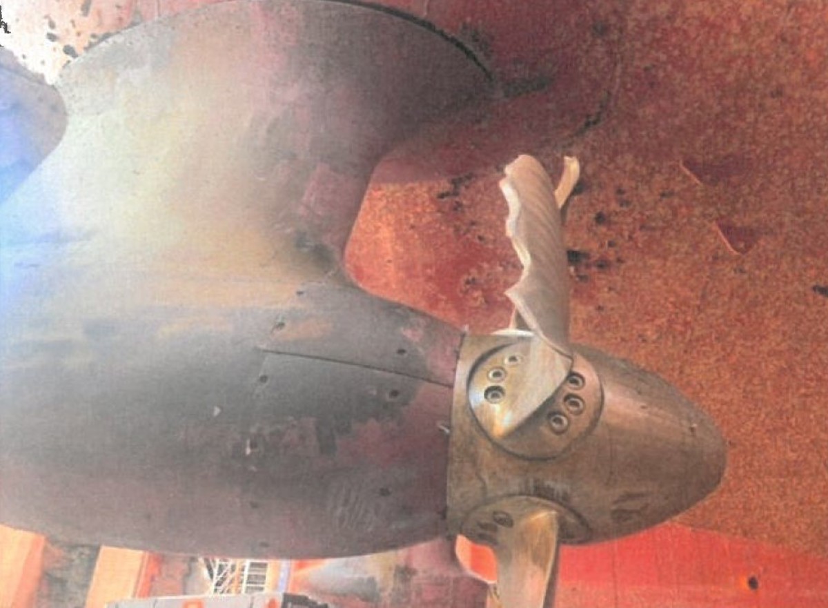 The vessel ran aground, resulting in major hull damage and damage to the propulsion system