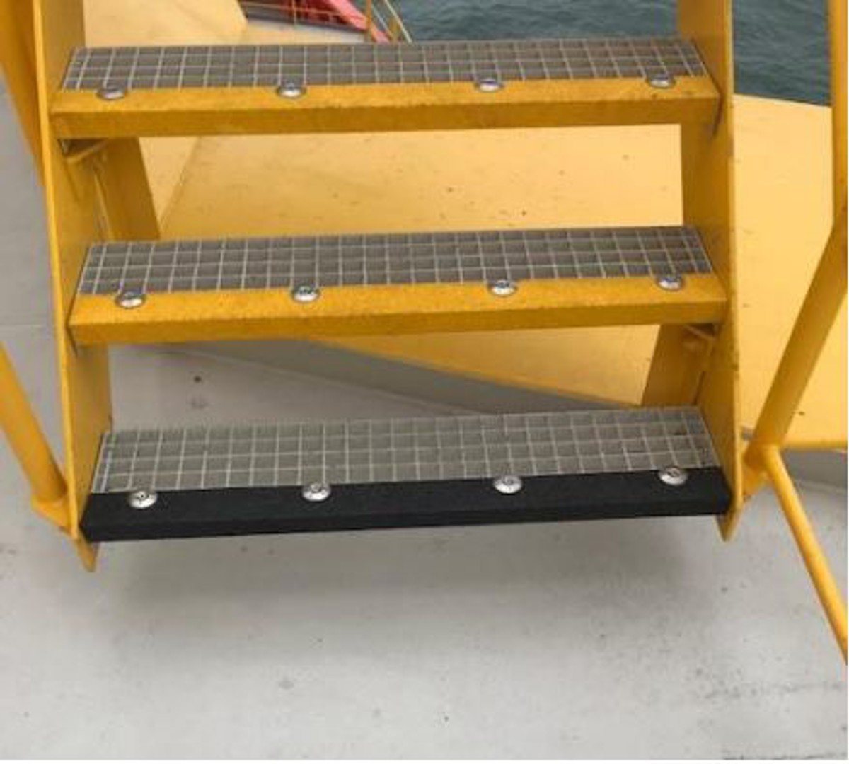 Lack of additional anti-slip grip strip on steps