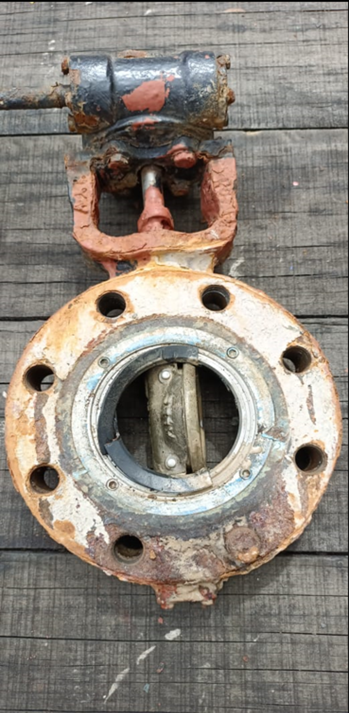 Showing damage on valve  surface and seal