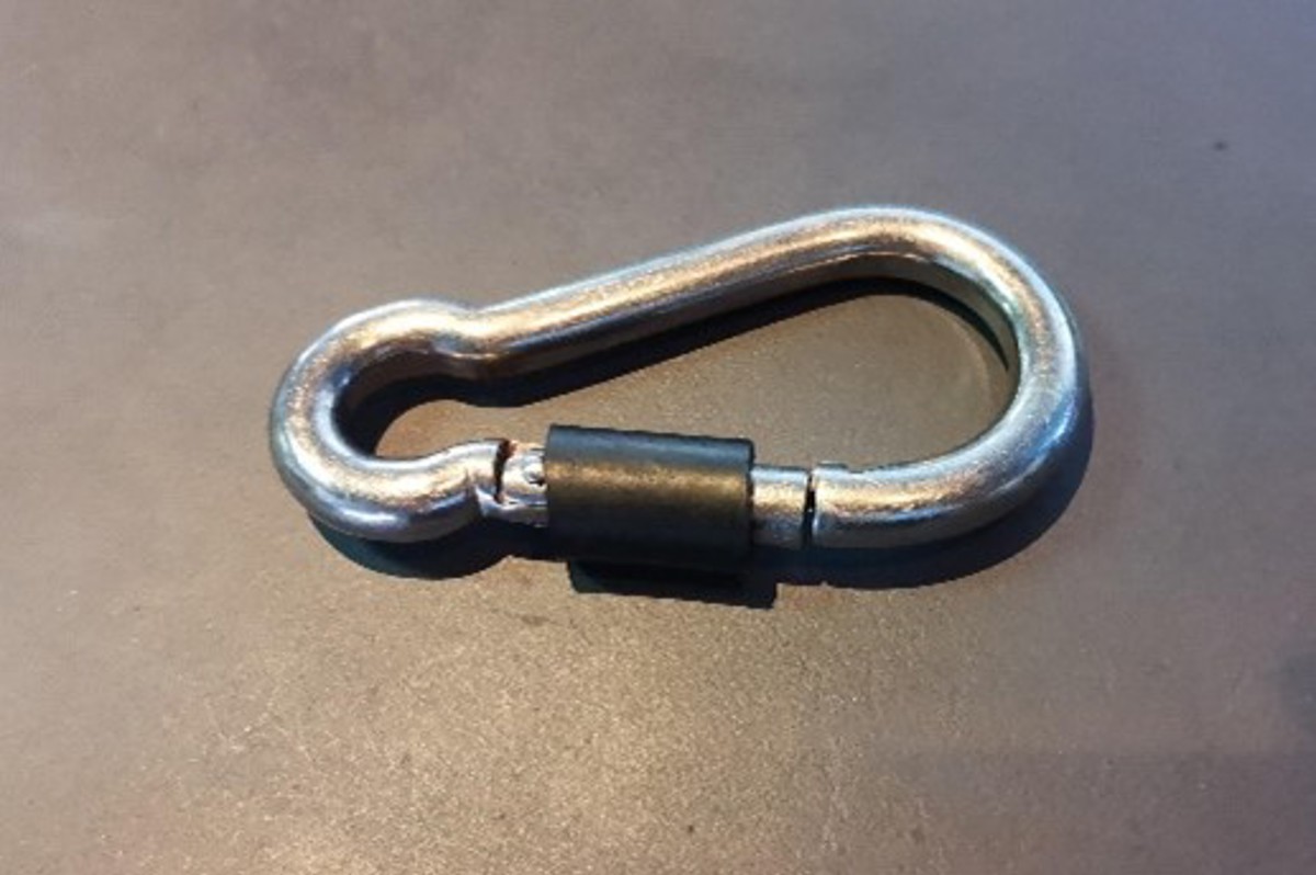 Crew used an entirely inappropriate spring snap hook to link the skid and the sling