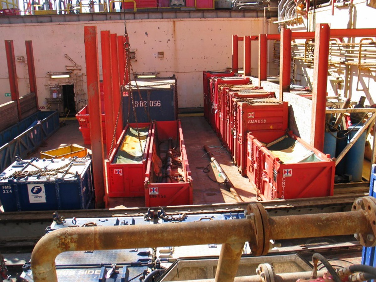 IMCA SF: Near-miss during lifting operations Image7 a worker was nearly caught between a load and a fixed structure