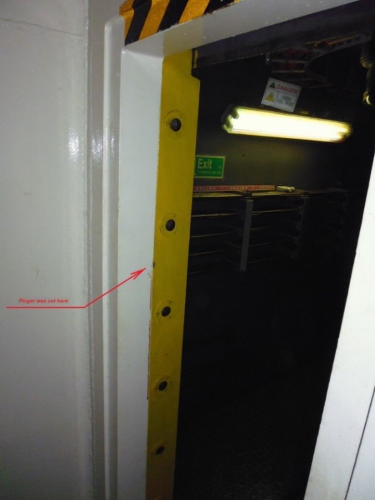 IMCA SF Lost time injury (LTI): Finger injury – watertight sliding door 2 Watertight sliding door