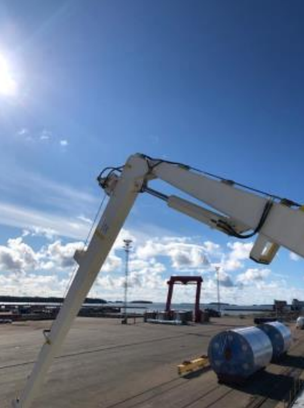 IMCA SF 29/20: Crane hydraulic hose caught on protruding grease fitting Screenshot 2024 09 05 153005 While retracting the outer jib of the boom during crane operations, one of the hydraulic hoses caught on the protruding grease fitting of the boom bearings, which could have led to a failure of the crane and hydraulic oil spill due to hose rupture.