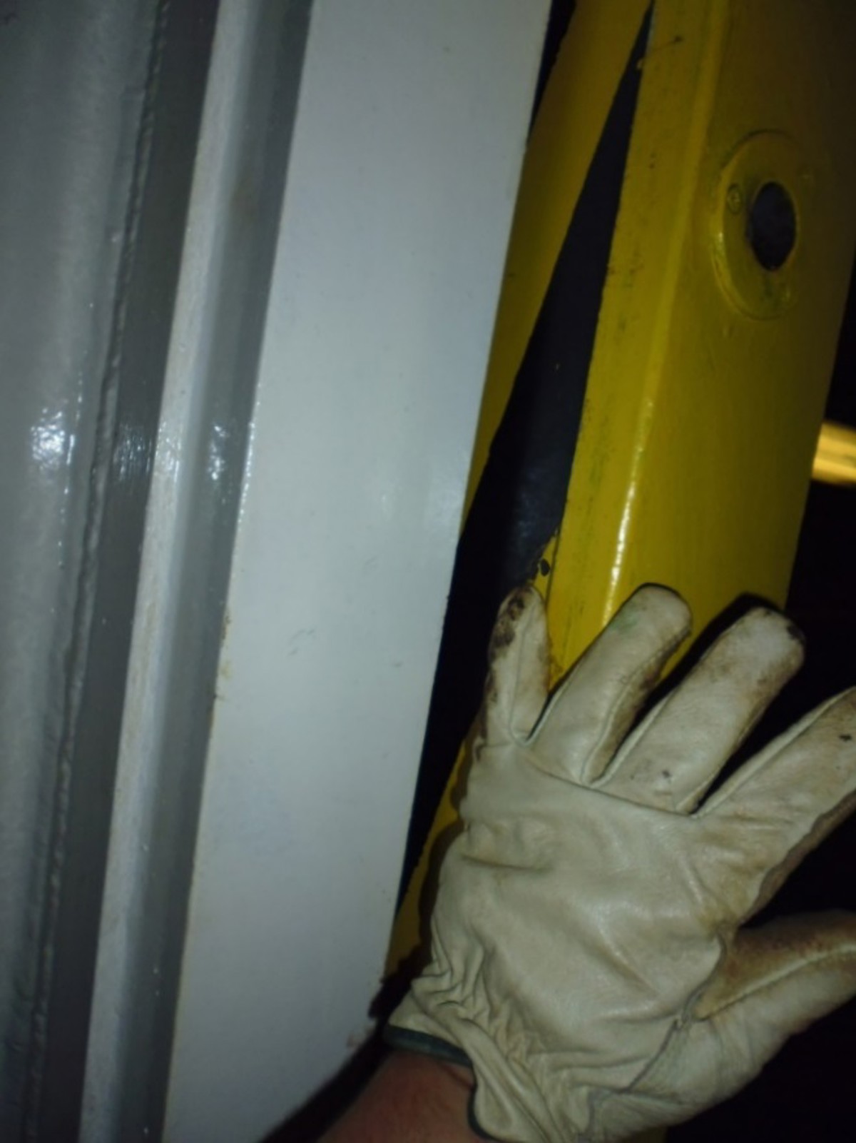 IMCA SF Lost time injury (LTI): Finger injury – watertight sliding door 1 Position of hand with finger in pinch area