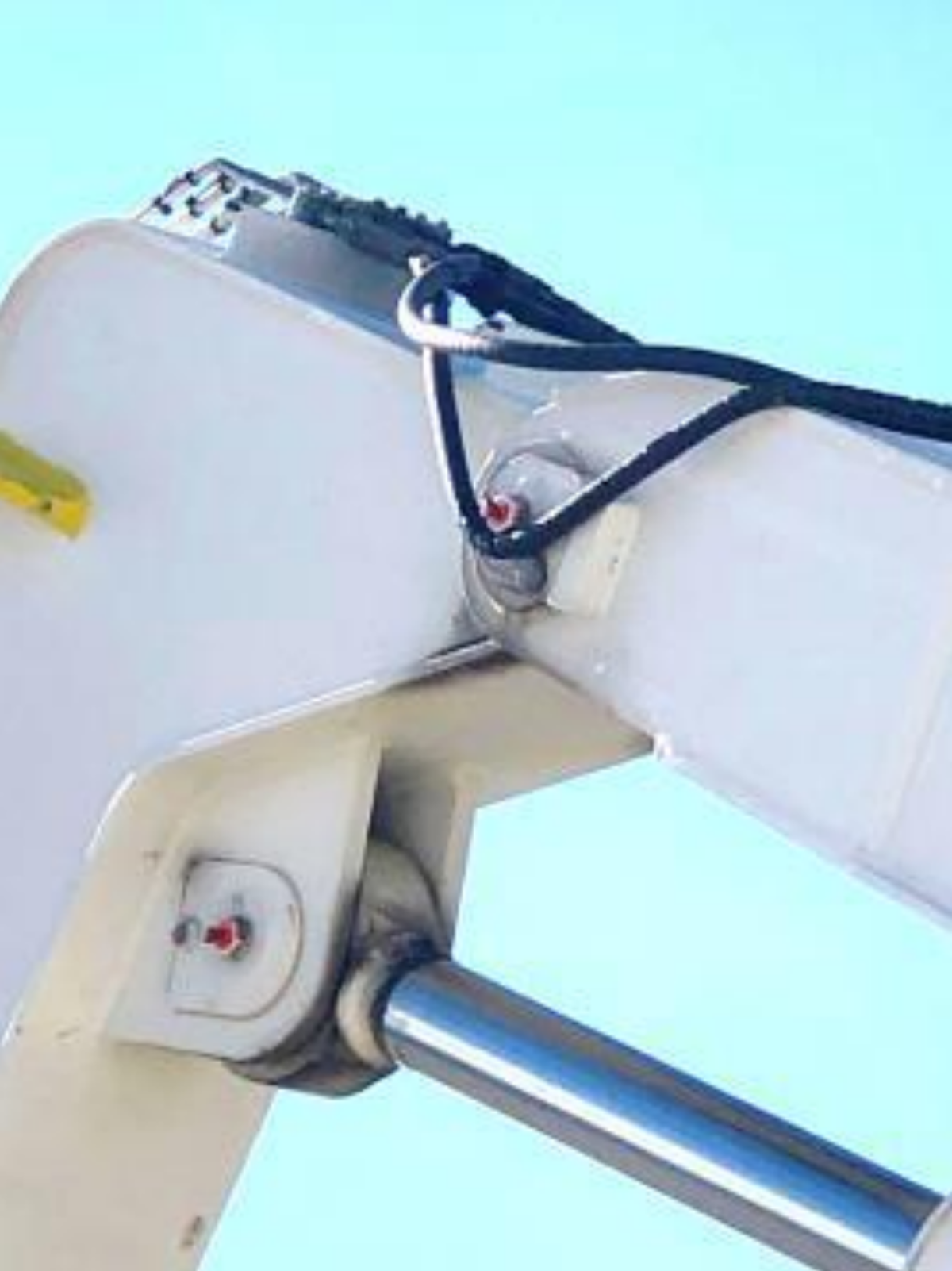 IMCA SF 29/20: Crane hydraulic hose caught on protruding grease fitting Screenshot 2024 09 05 152926 While retracting the outer jib of the boom during crane operations, one of the hydraulic hoses caught on the protruding grease fitting of the boom bearings, which could have led to a failure of the crane and hydraulic oil spill due to hose rupture.